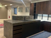 Dettaglio cucina Glamour con forno e piano cottura