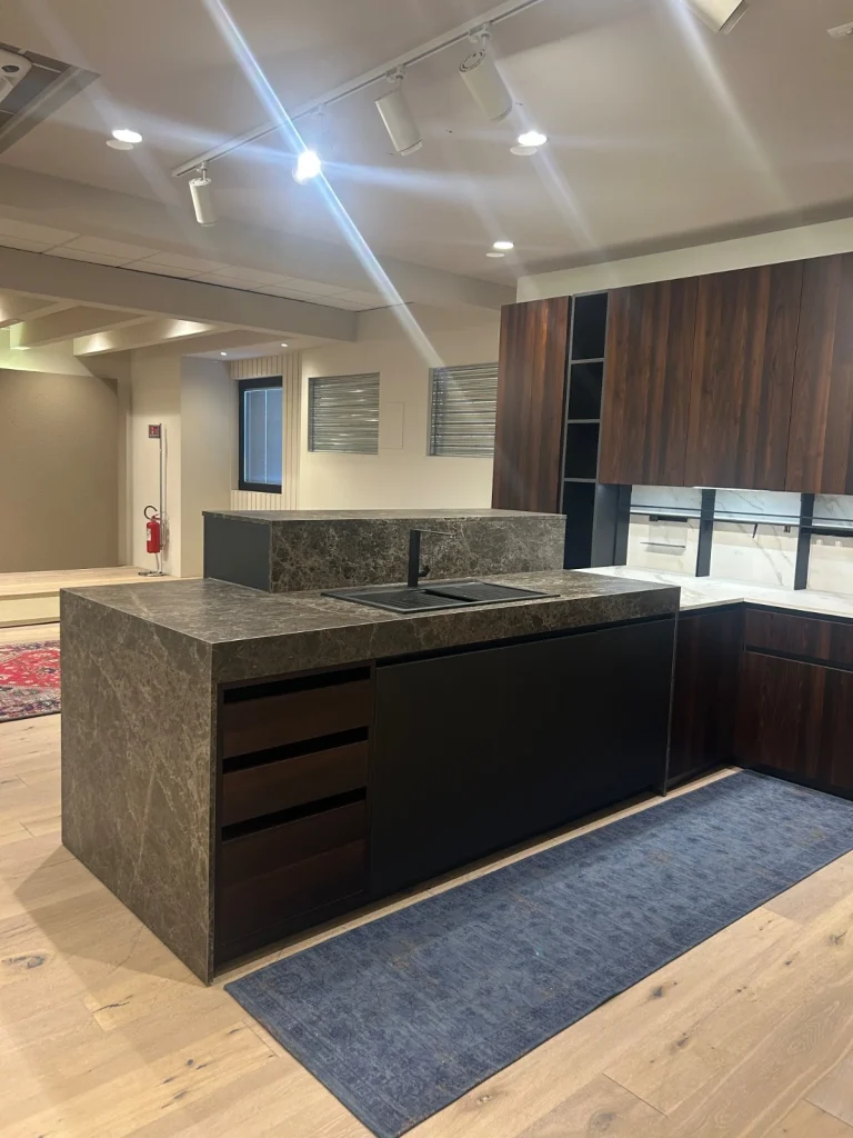 Dettaglio cucina Glamour con forno e piano cottura