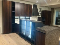 Cucina Glamour con isola scura vista laterale e vetrina illuminata