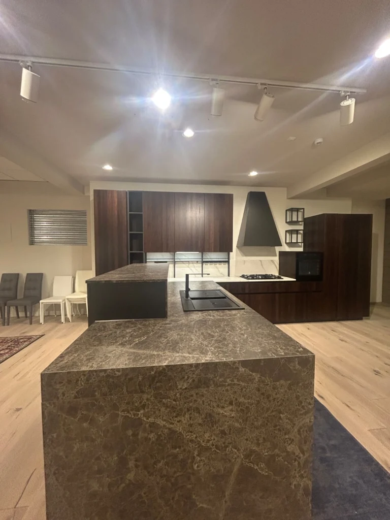 Cucina Glamour con top effetto marmo e lavello integrato