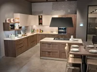 Cucina Stosa City con isola centrale e tavolo integrato in rovere liquirizia